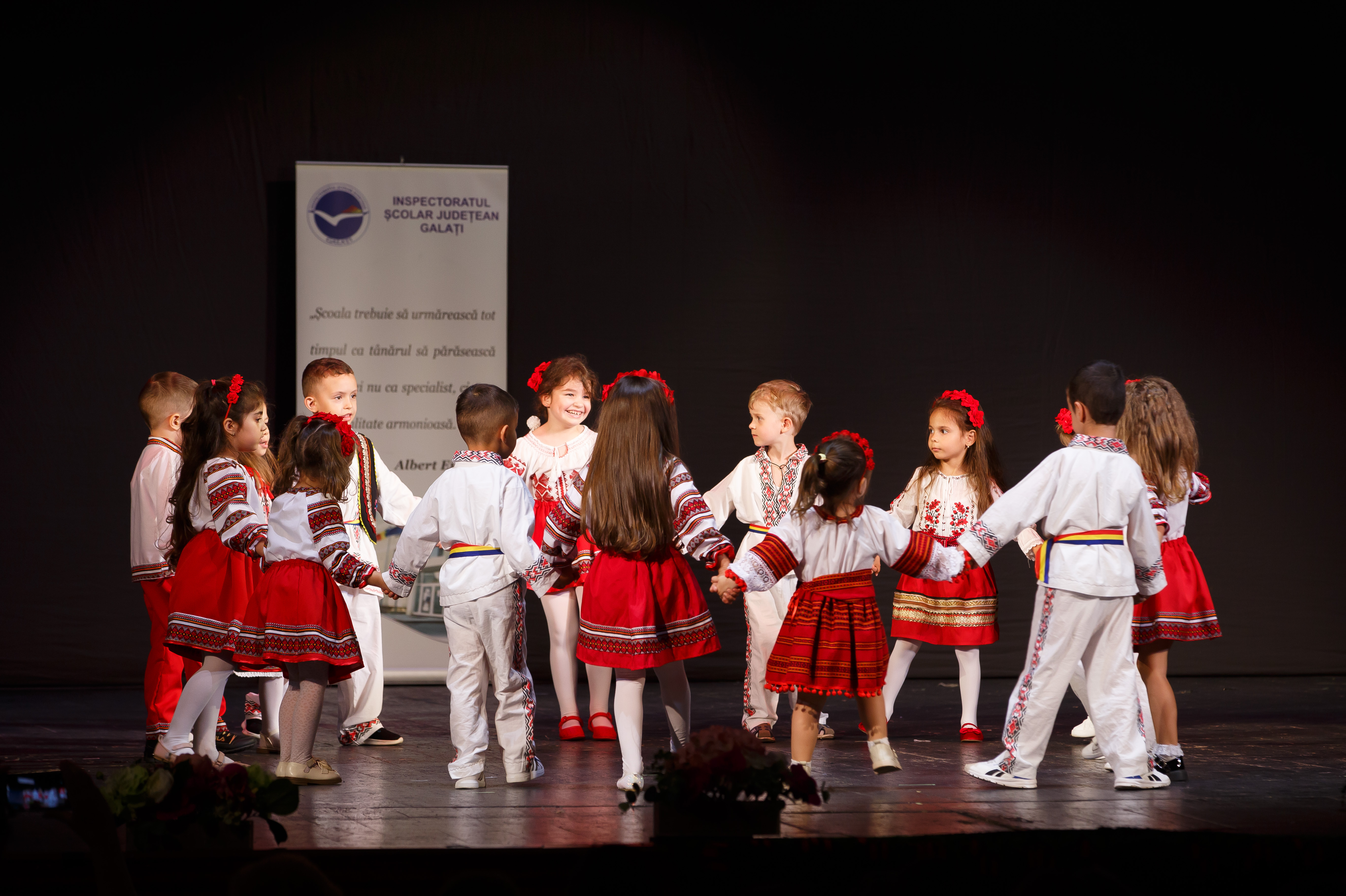330 de copii şi 30 de educatoare au dansat cu foc în Festivalul „Joc voios de românaş” (FOTO VIDEO)