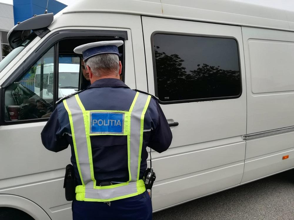 Oameni transportaţi cu dube de marfă (VIDEO)