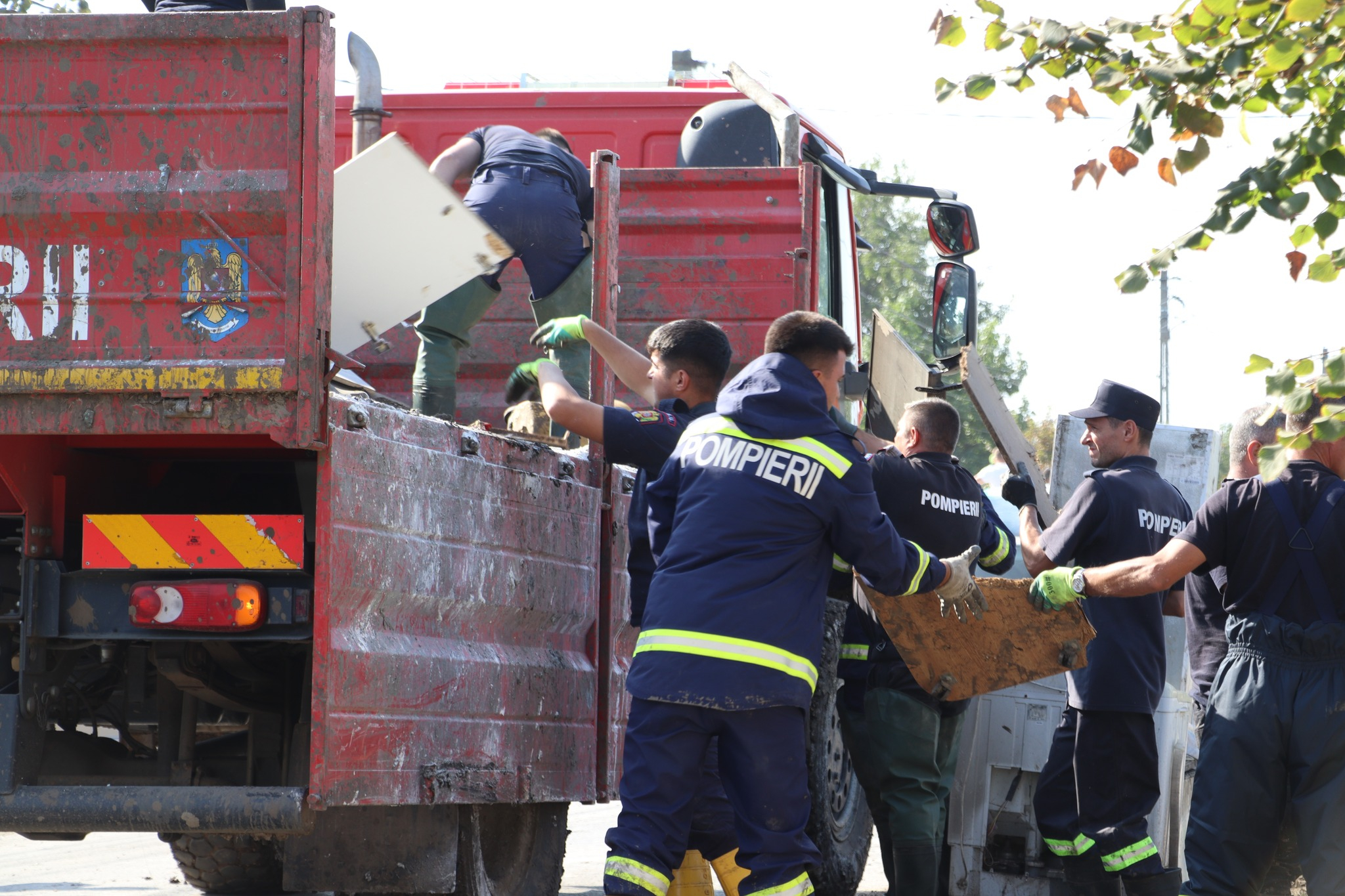 Peste 1.300 de pompieri, militari și jandarmi acționează în comunele gălățene afectate de inundații