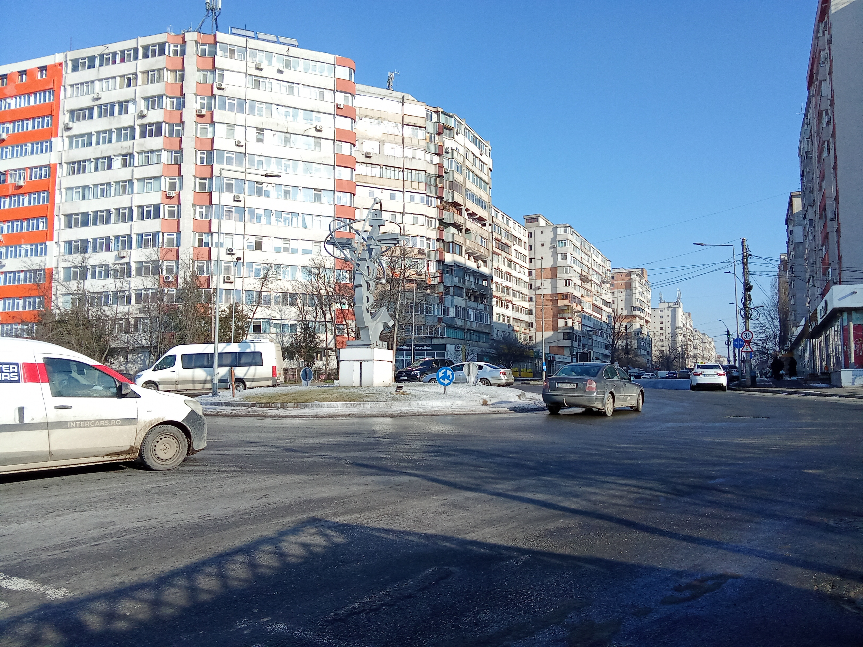 Spații verzi irigate la -10 grade și patinoar pentru șoferi