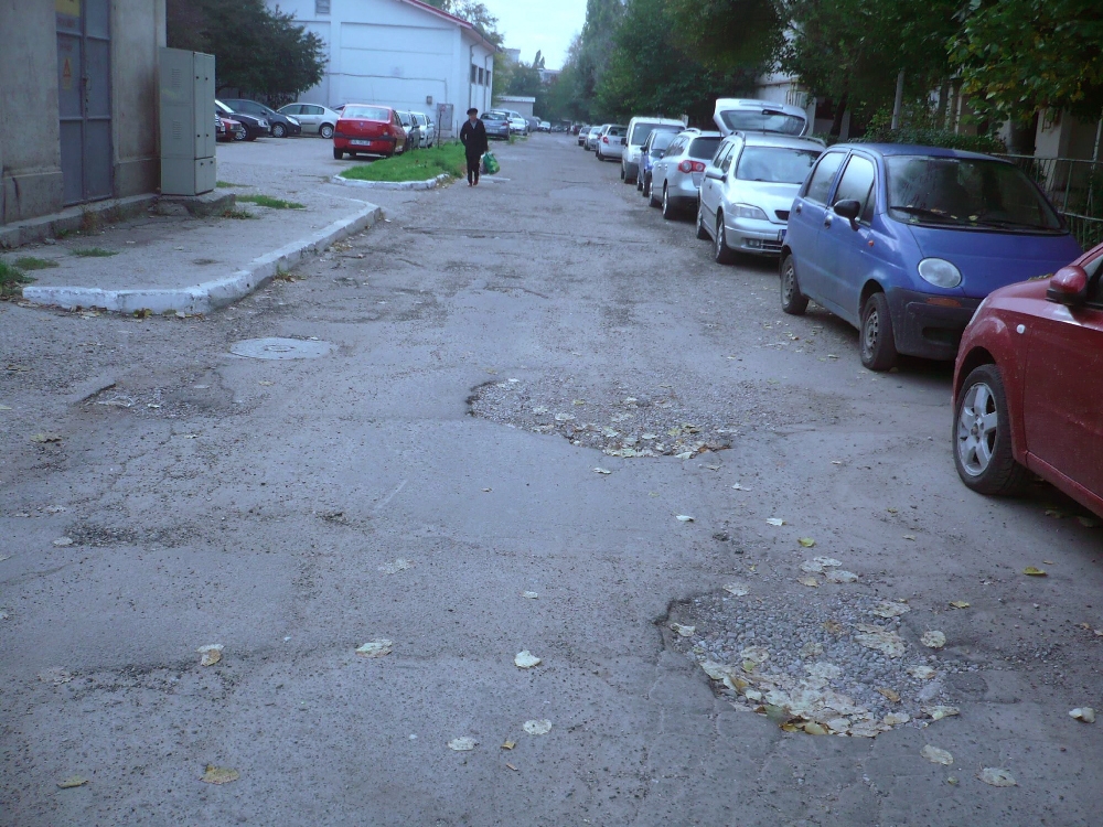 NE SEMNALEAZĂ CITITORII/ TROTUARE din Galaţi - CAPCANE pentru pietoni