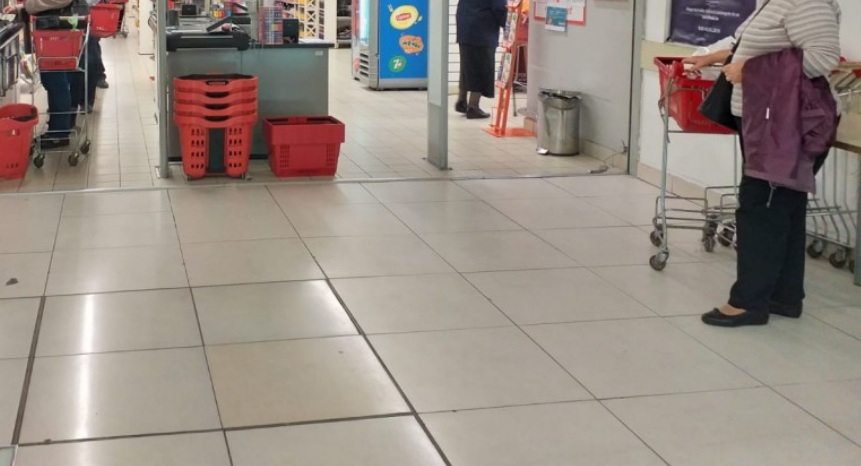 Portofel furat din dulapul de depozitare al unui supermarket