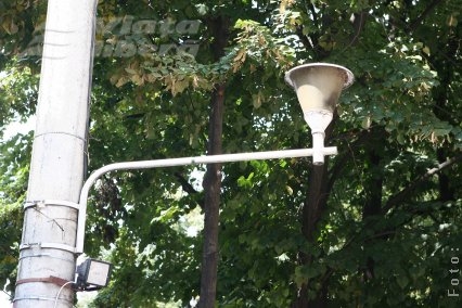 Cine stinge lumina pe străzi?