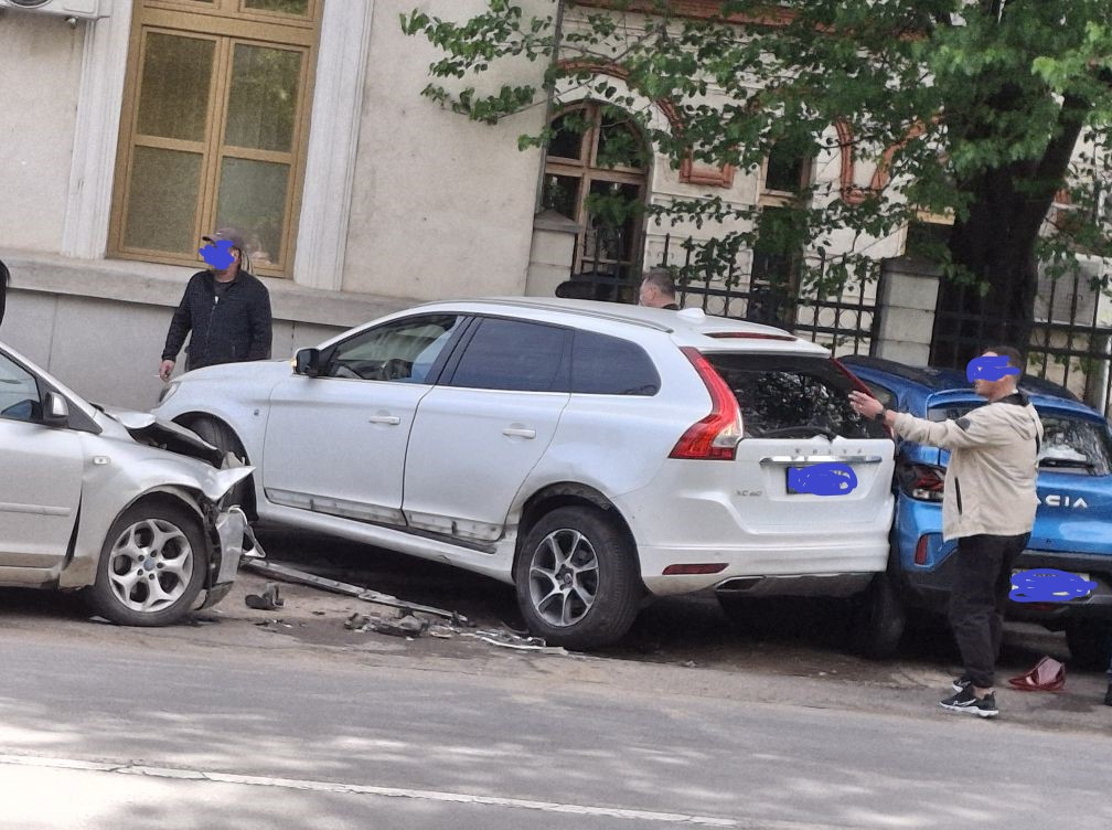 Un șofer beat-pulbere a făcut praf o parcare