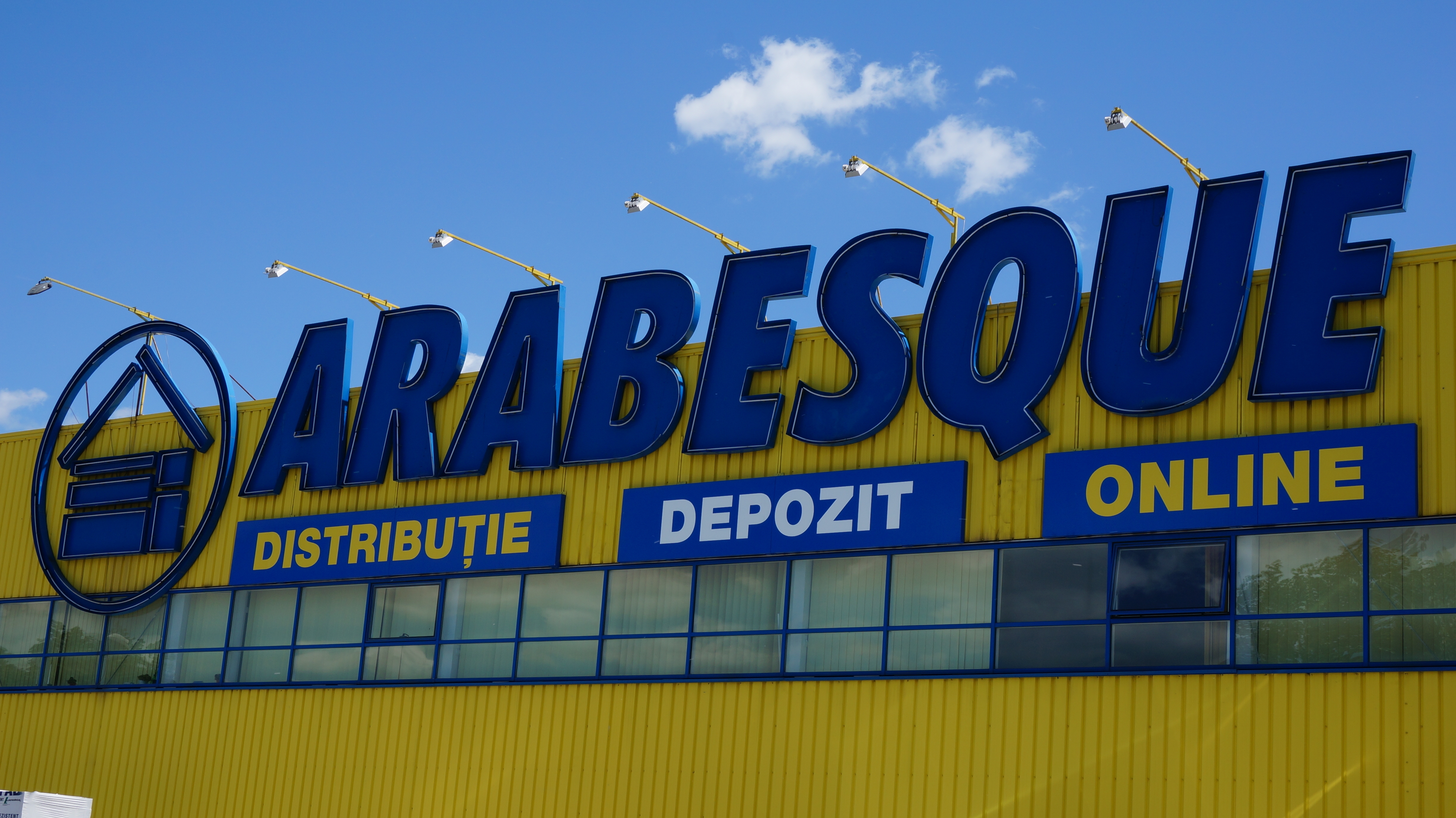 Gălăţenii cumpără la prima mână din depozitul ARABESQUE