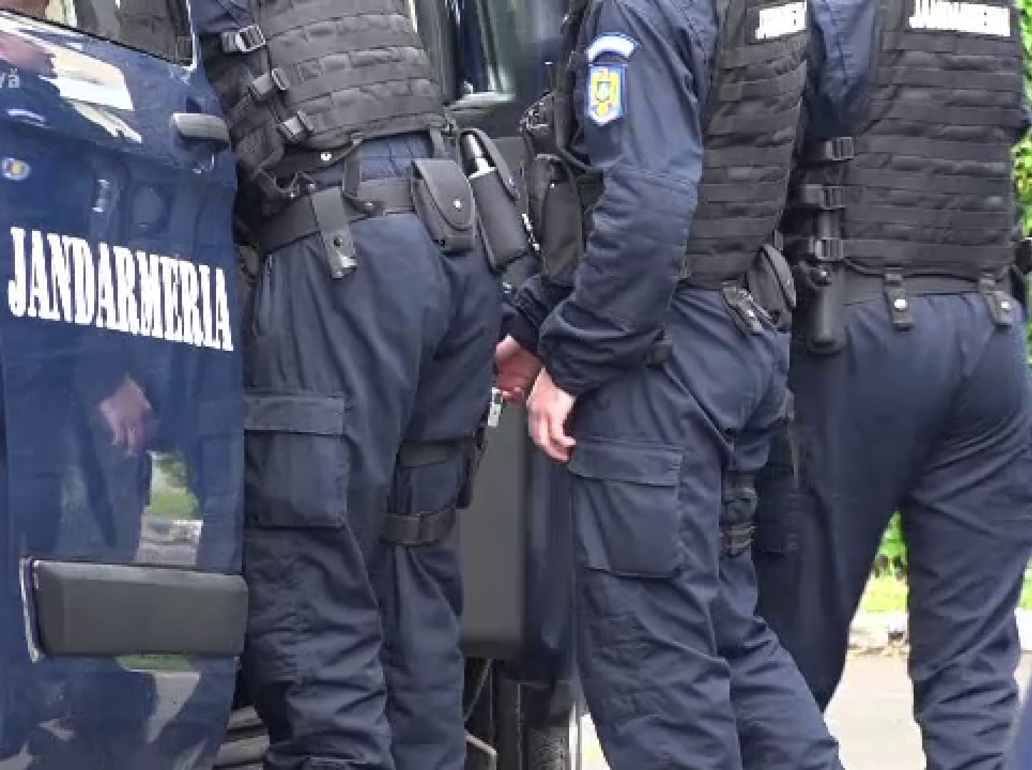 Trupele antitero au capturat un ins care a atacat un jandarm. Unde se ascundea agresorul