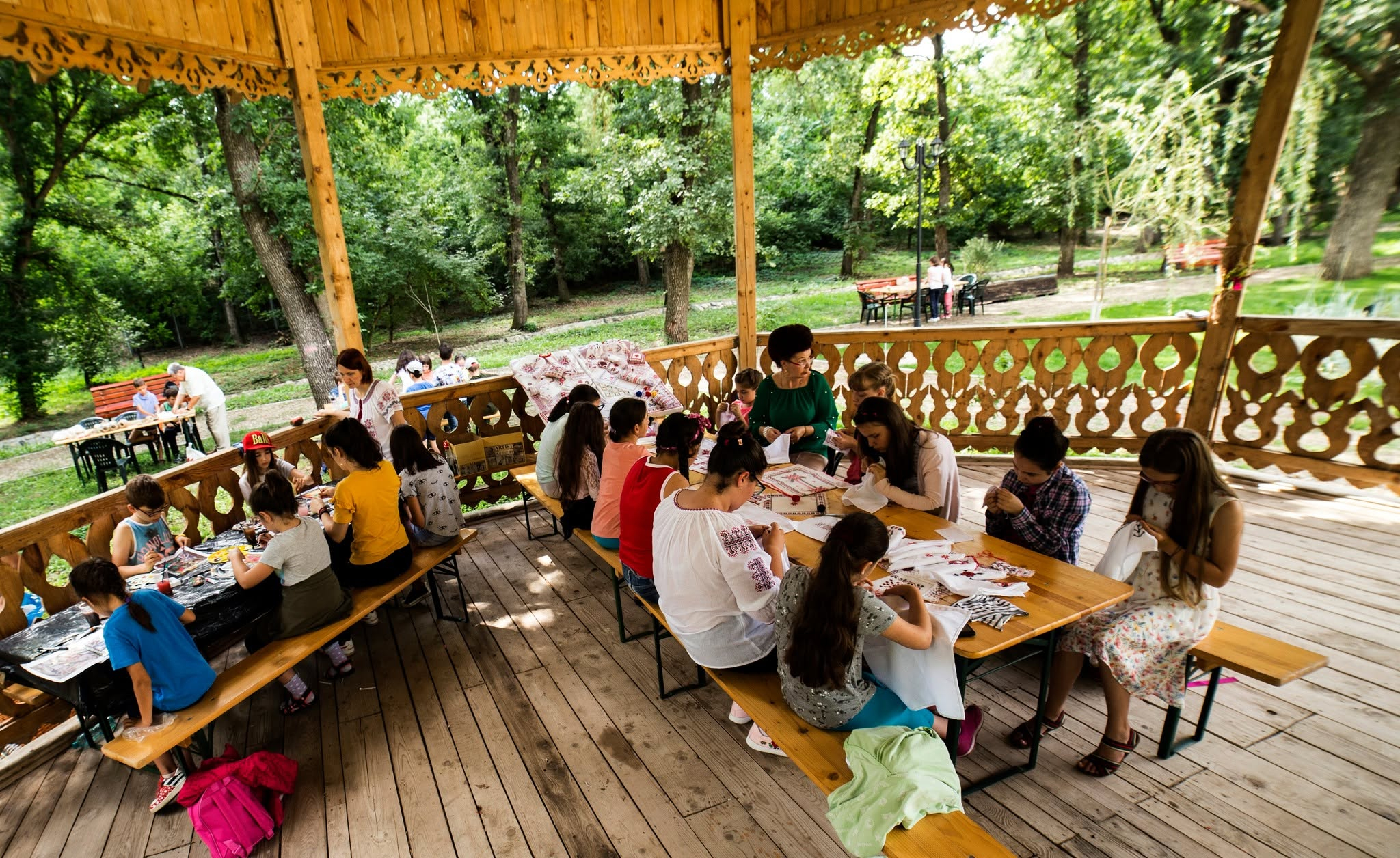 Copiii din Galați redescoperă arta populară la Tabăra de creație din Pădurea Gârboavele