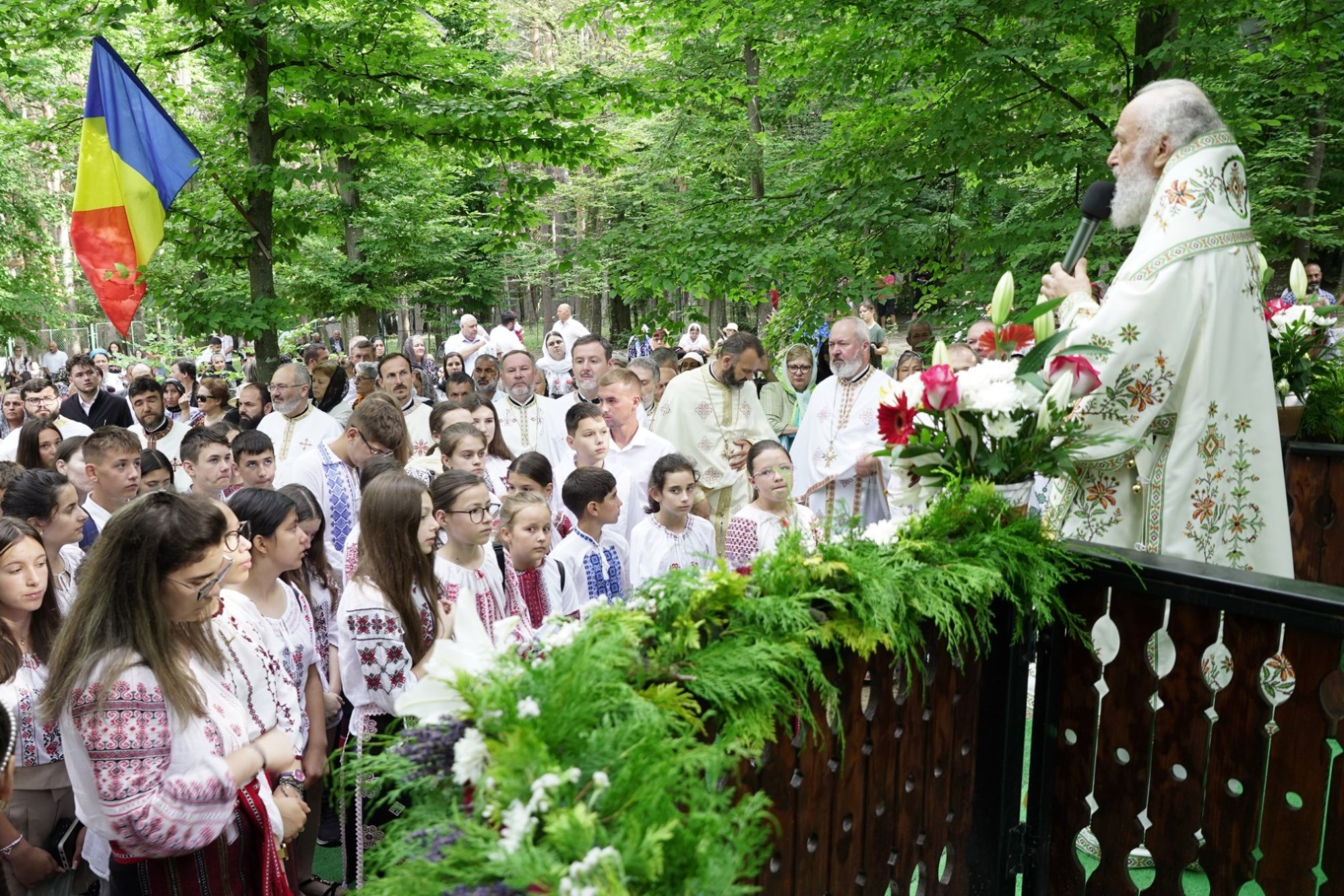 Mii de credincioși în pădurea de la Buciumeni. Premii de peste 50.000 de lei pentru tinerii din Galaţi şi Brăila (FOTO)