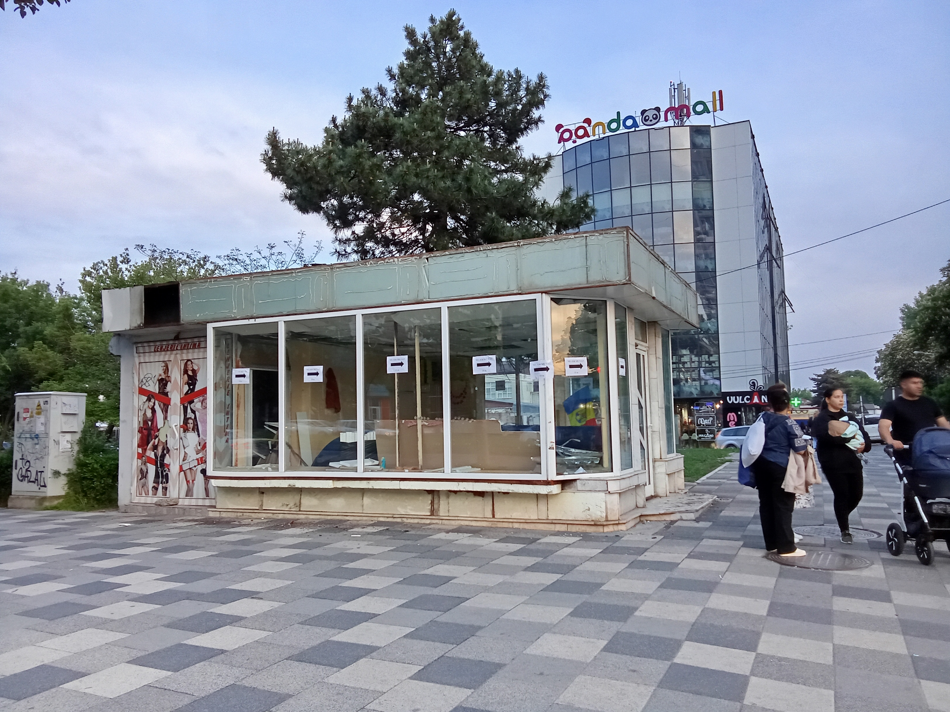 Spaţiul verde din Ţiglina I, eliberat de ultima construcţie parazitară (FOTO)