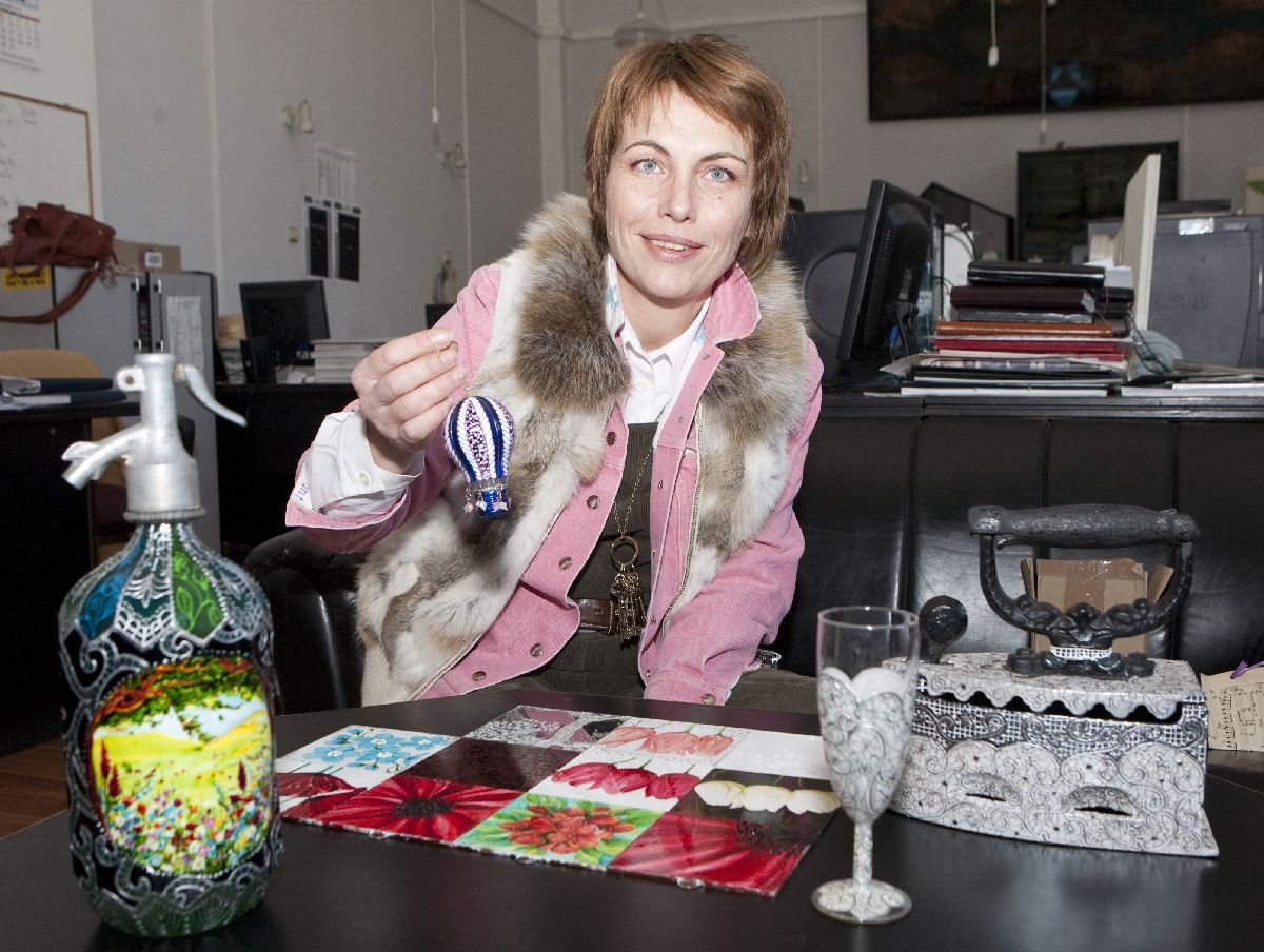 Gabriela Stavăr a lăsat ingineria pentru arta plastică. Pictează pe sticlă dumnezeieşte!