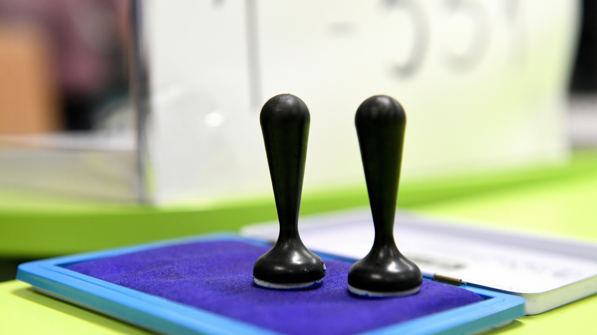 Secţie de votare la Galaţi pentru alegerile din Republica Moldova