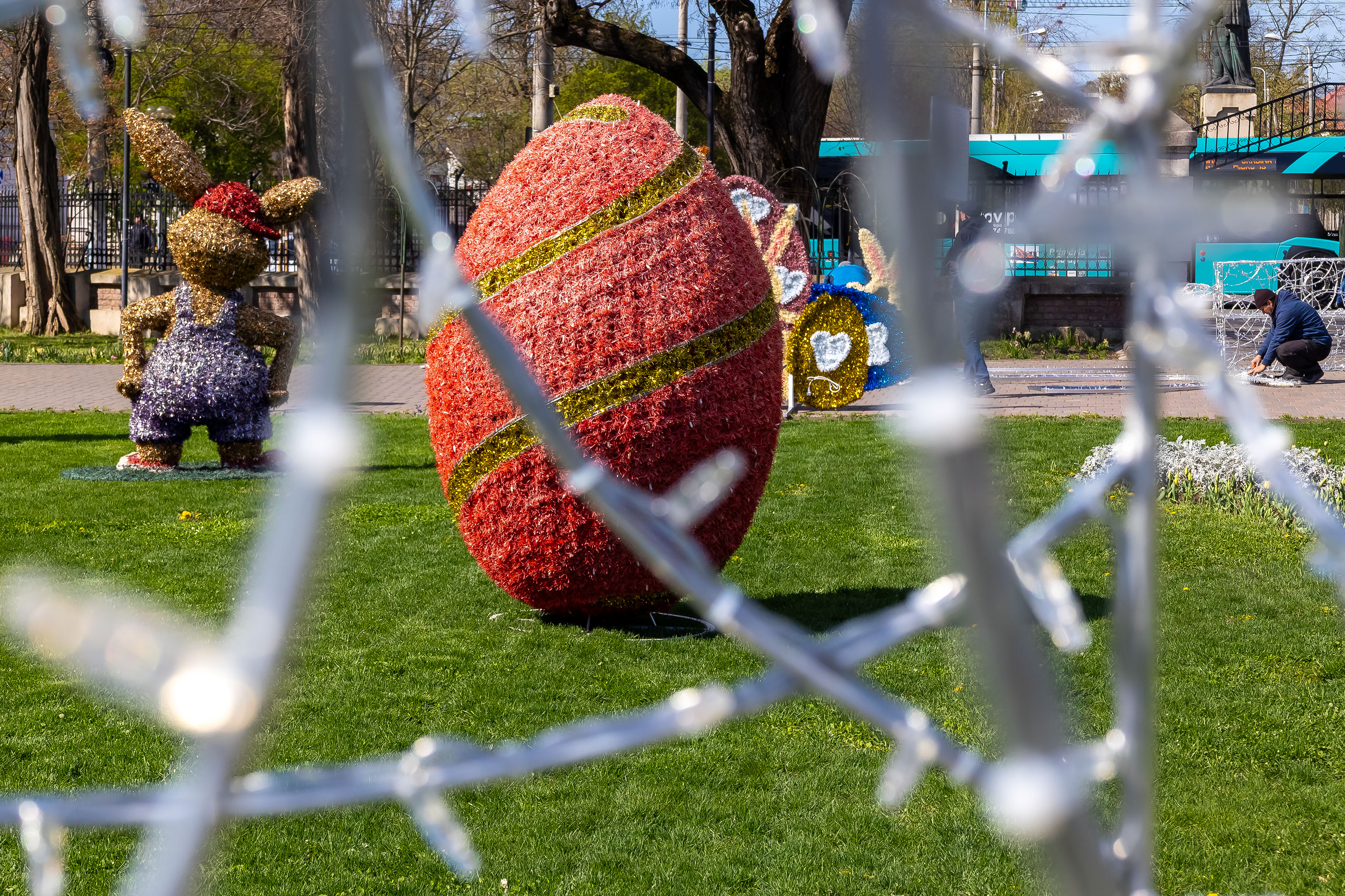 Se instalează ultimele decoraţiuni pentru Sărbătorile Pascale