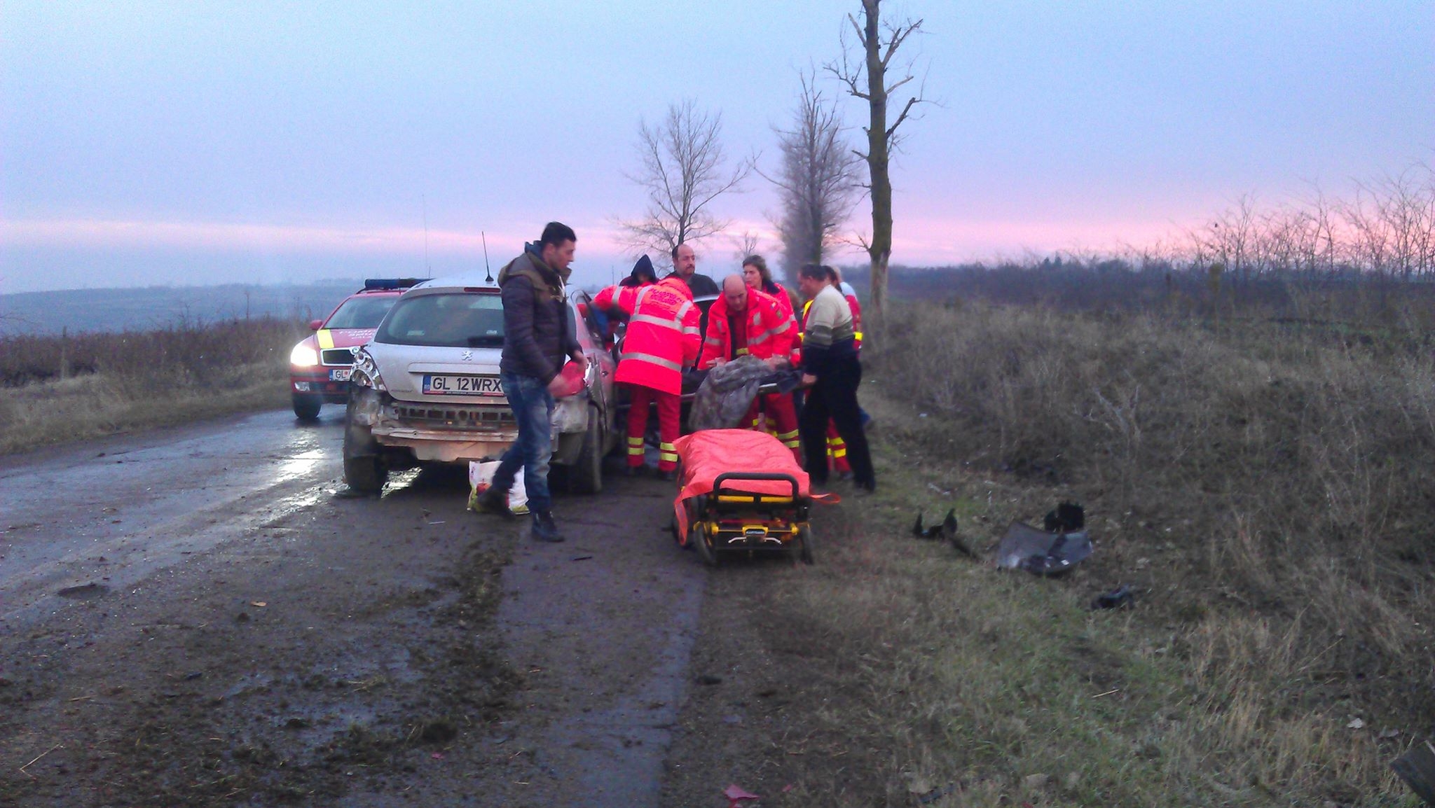 Două ACCIDENTE RUTIERE GRAVE provocate de excesul de vizeză