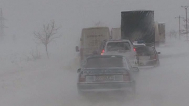 IARNA LA GALAŢI/ Pe DN 24D s-a circulat pe un singur sens din cauza VISCOLULUI