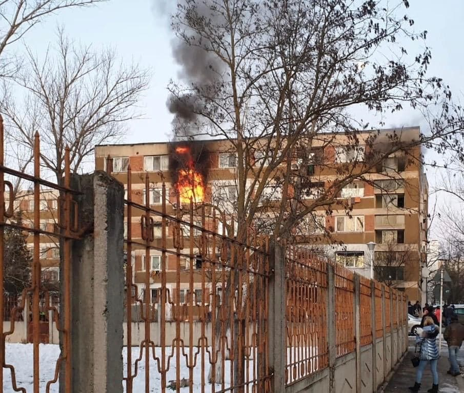 100 de persoane au fost EVACUATE după o EXPLOZIE într-o garsonieră din Galați (VIDEO)