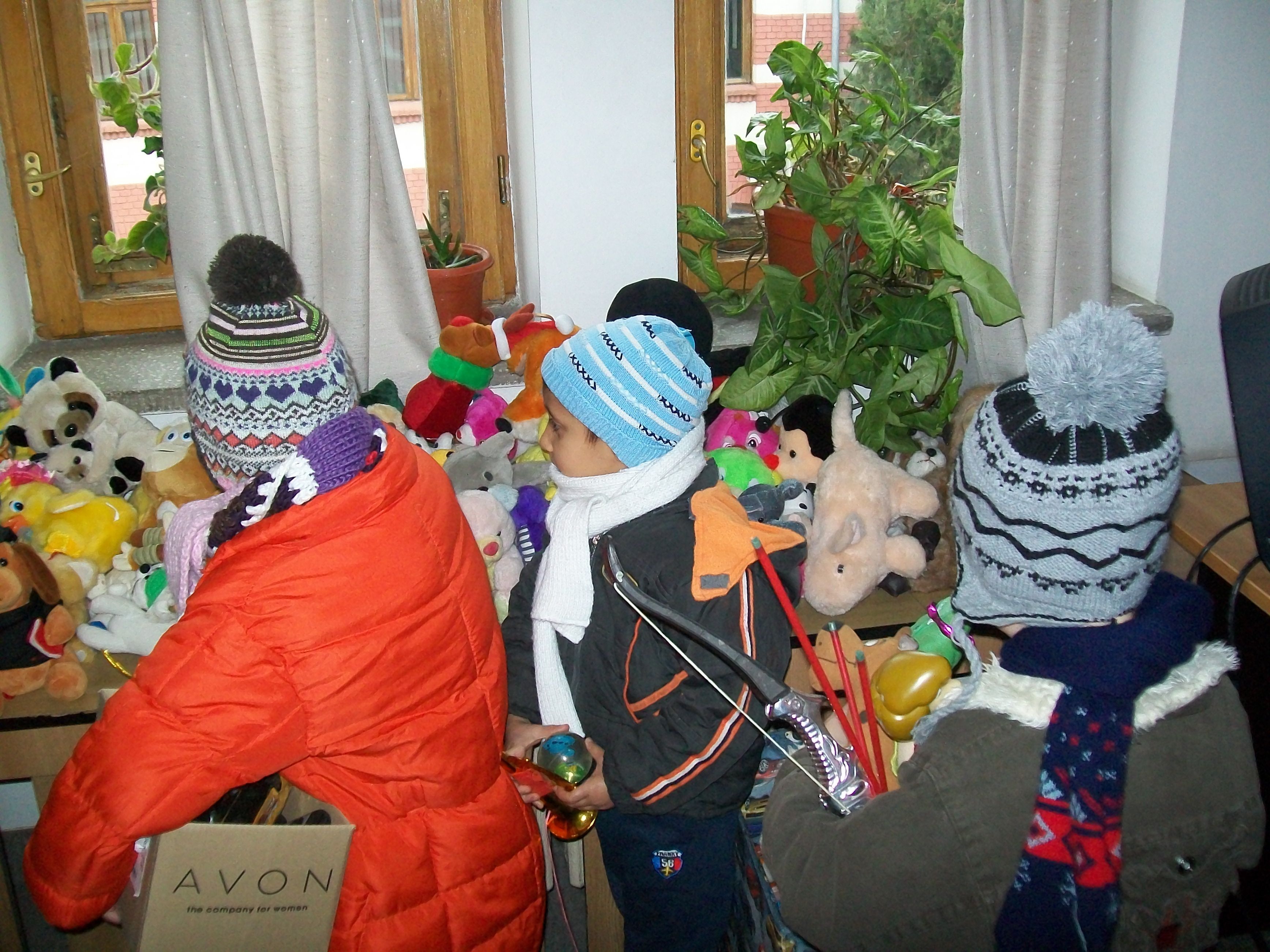 OJP Galaţi aduce şi zâmbete / 500 de jucării pentru copiii săraci