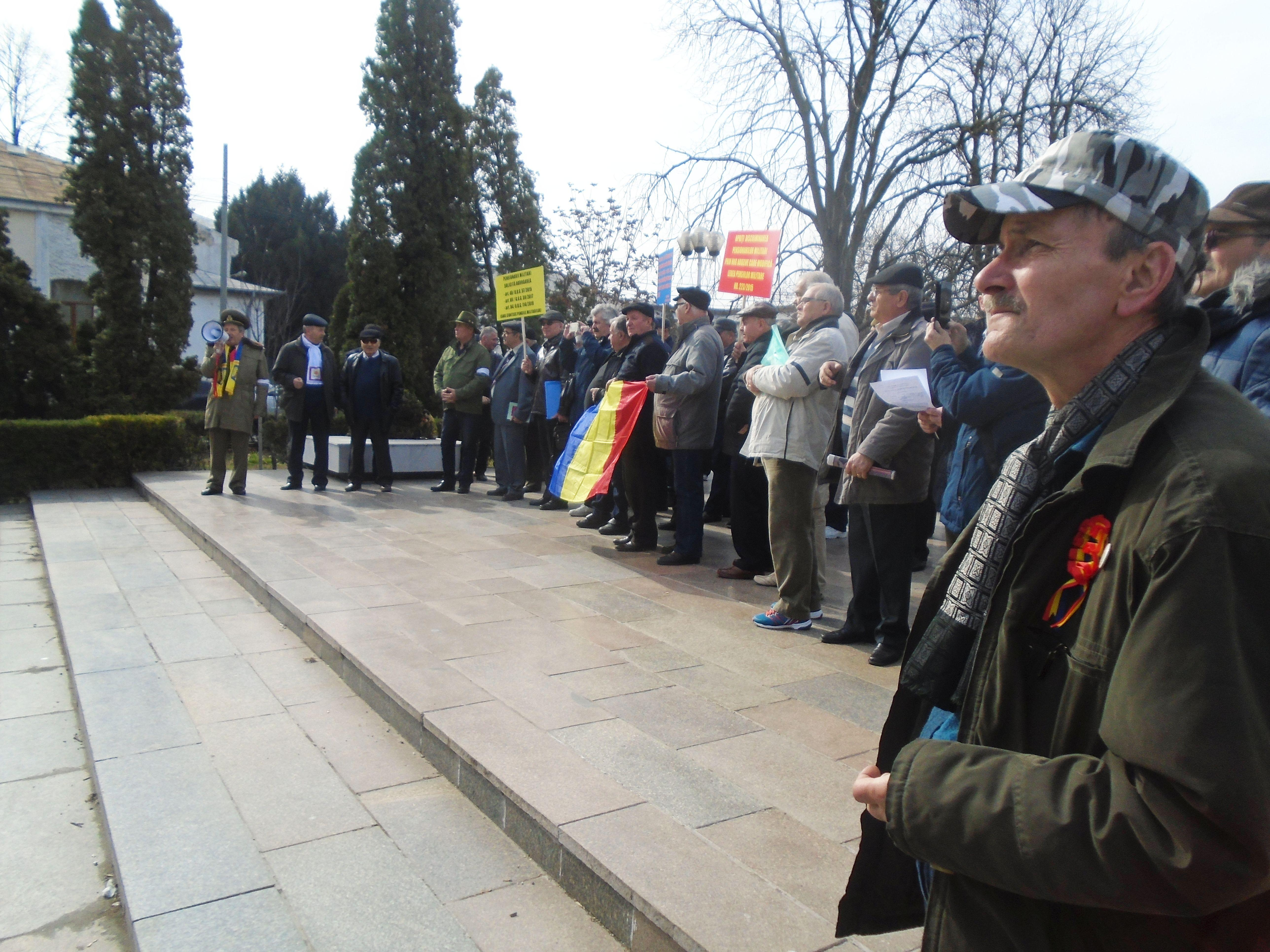 Pensionarii din Armată au ieşit în stradă. Protest împotriva inechităţilor şi nepăsării