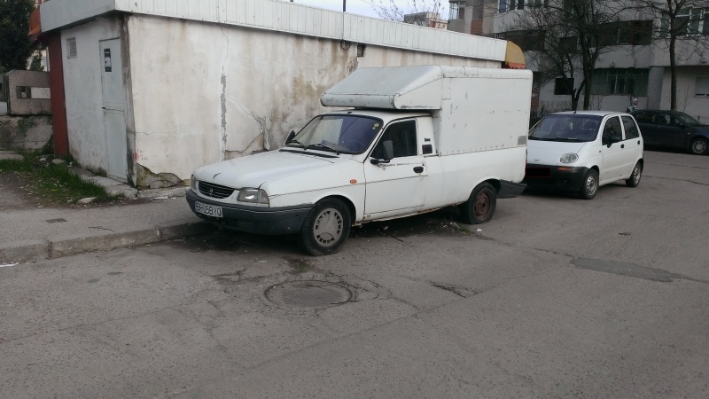 SESIZEAZĂ CITITORII „Vieţii libere”/ Maşină folosită pe post de başcă