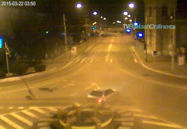 VASLUI: Cu BMW-ul în fântâna artezianã, dupã un drift ratat