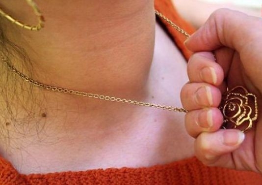 Tâlharii de bijuterii au ieşit la atac! O gălăţeancă a rămas fără lanţ într-o fracţiune de secundă