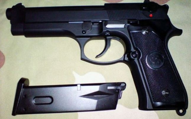 Un tânăr a murit după ce s-a împuşcat în cap cu un pistol cu bile 
