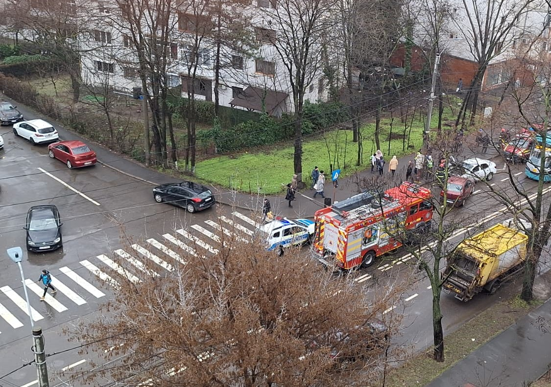 Două persoane rănite într-o coliziune pe strada Traian