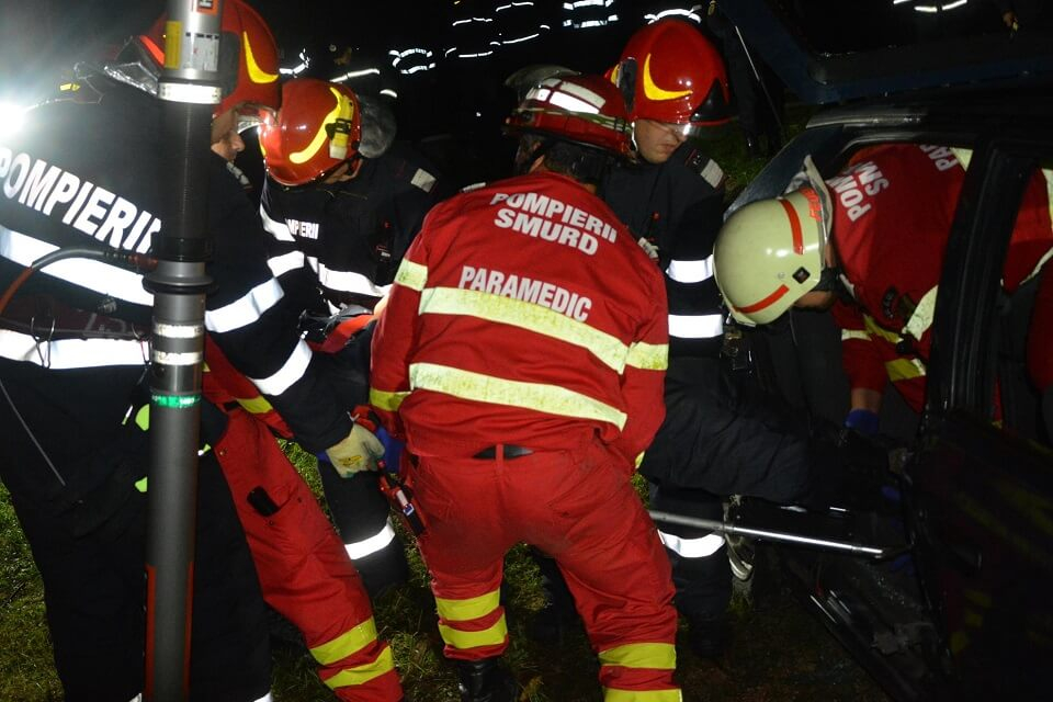 Accident cu patru victime și o mașină oprită în copac