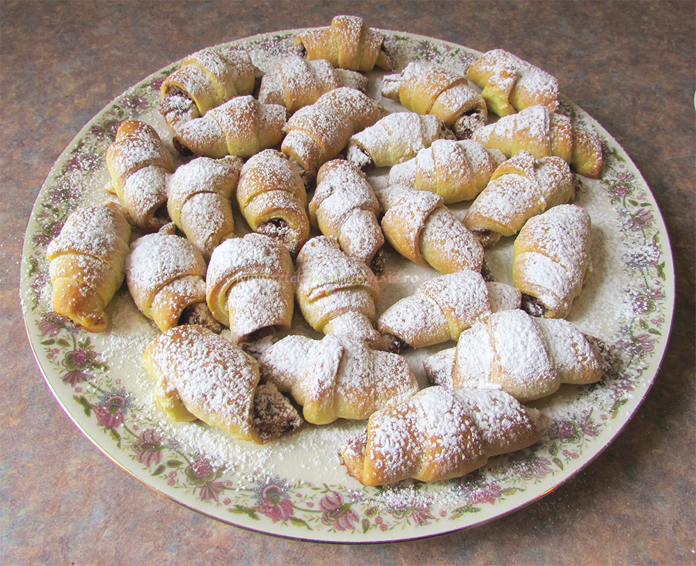 Cornuleţe de post cu gem de prune şi nuci