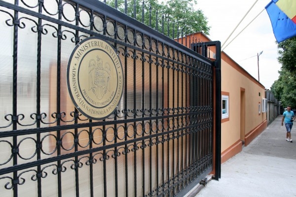 DESCINDERI după gratii/ Patru deţinuţi SUSPECTAŢI de înşelăciuni prin metoda accidentul