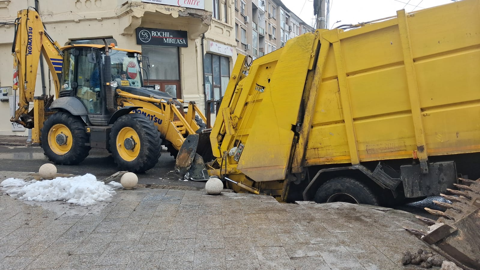 O groapă din centrul Galaţiului a „atacat” o autoutilitară Ecosal (FOTO)