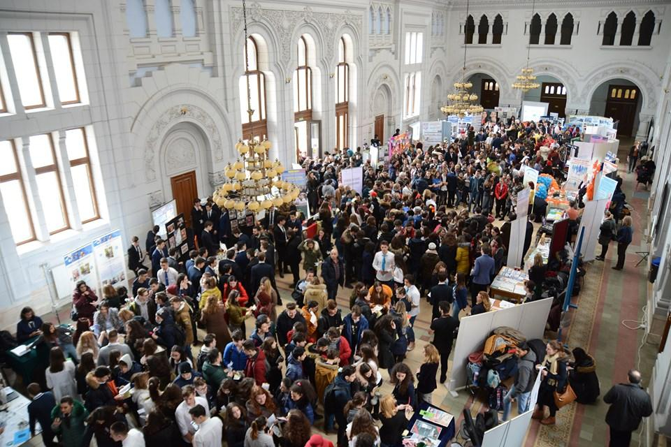 Universitatea organizează târg educaţional