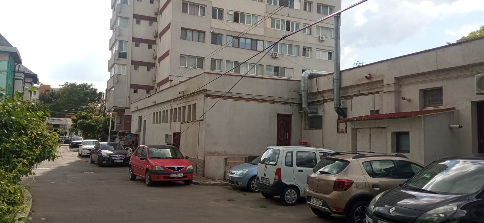 Cum se joacă cablurile din Galați de-a liana printre mașini