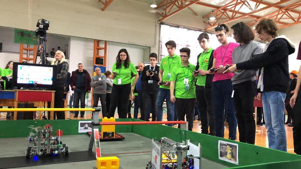 Spectacol cu roboţi construiţi de elevi