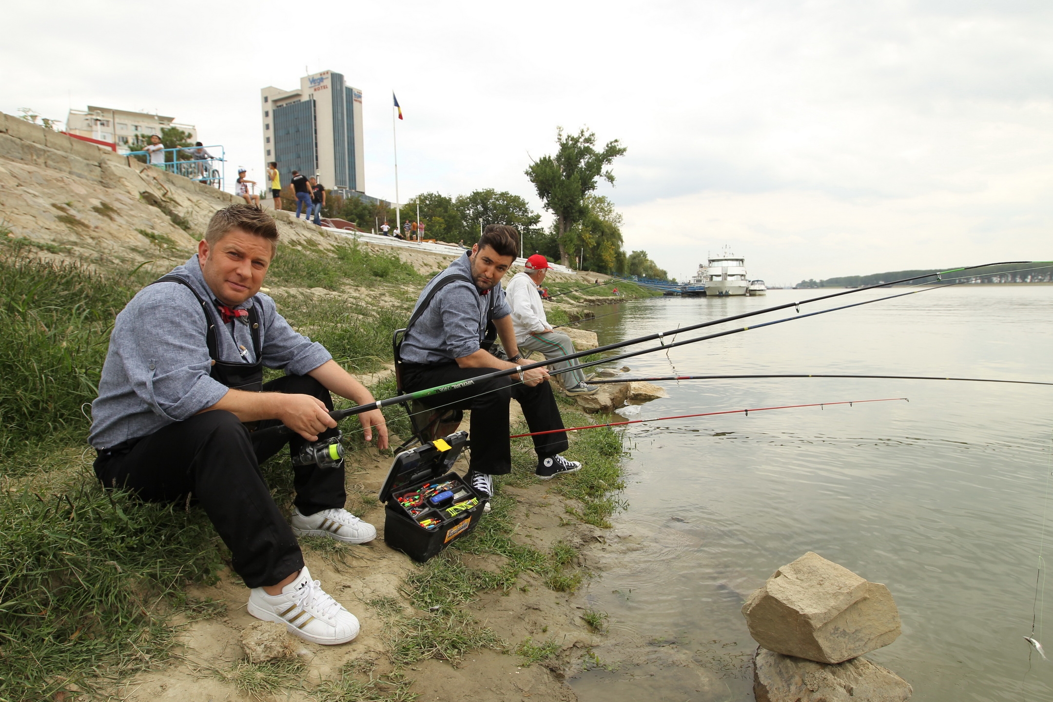 Smiley şi Pavel Bartoş s-au apucat de pescuit la Galaţi