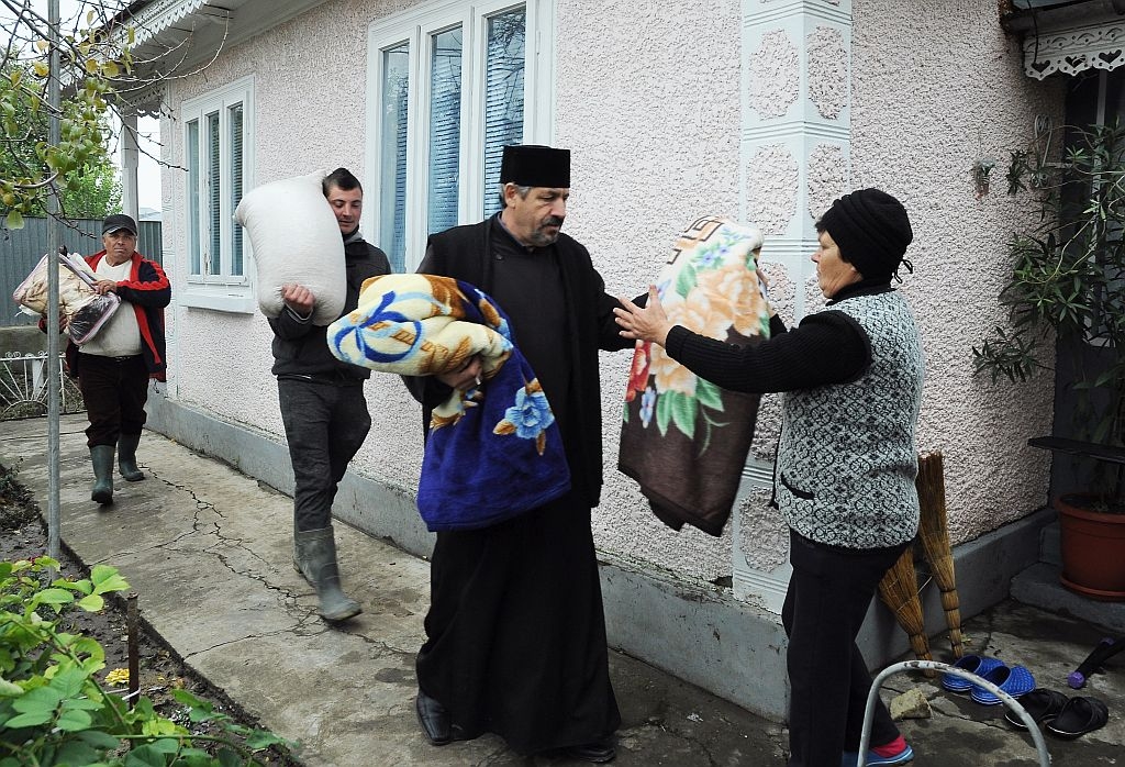 După INUNDAȚIILE din judeţ, preoţii continuă să-i ajute pe SINISTRAȚI