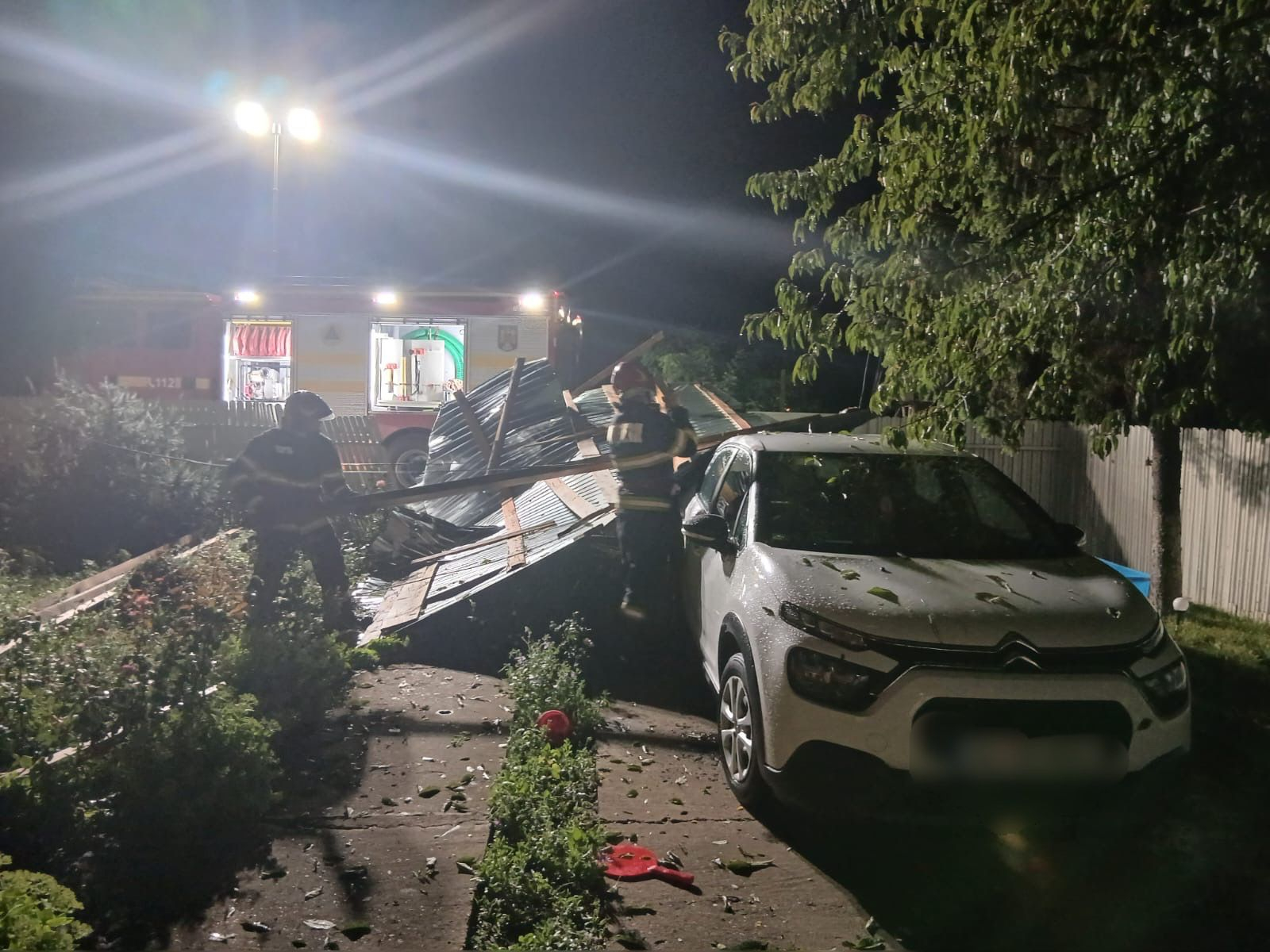 Acoperiș smuls de vijelie într-o gospodărie din județul Galați