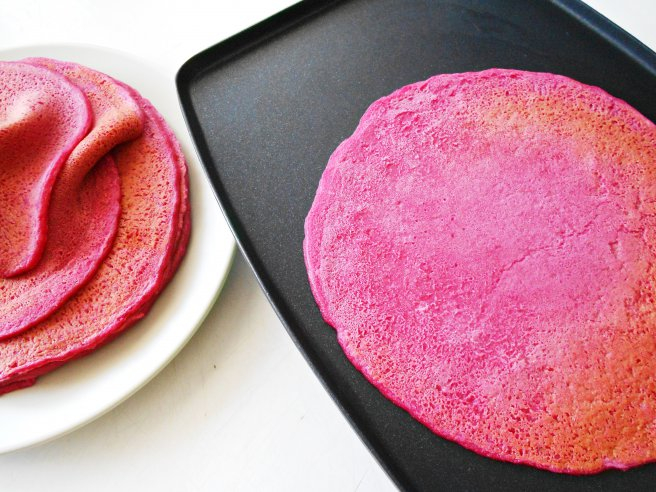 Clătite cu sfeclă roşie şi cremă de brânză