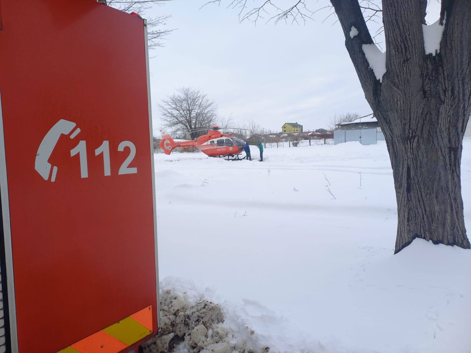 Misiune dificilă a elicopterului SMURD pentru salvarea unui copil. Pista era înzăpezită (VIDEO)