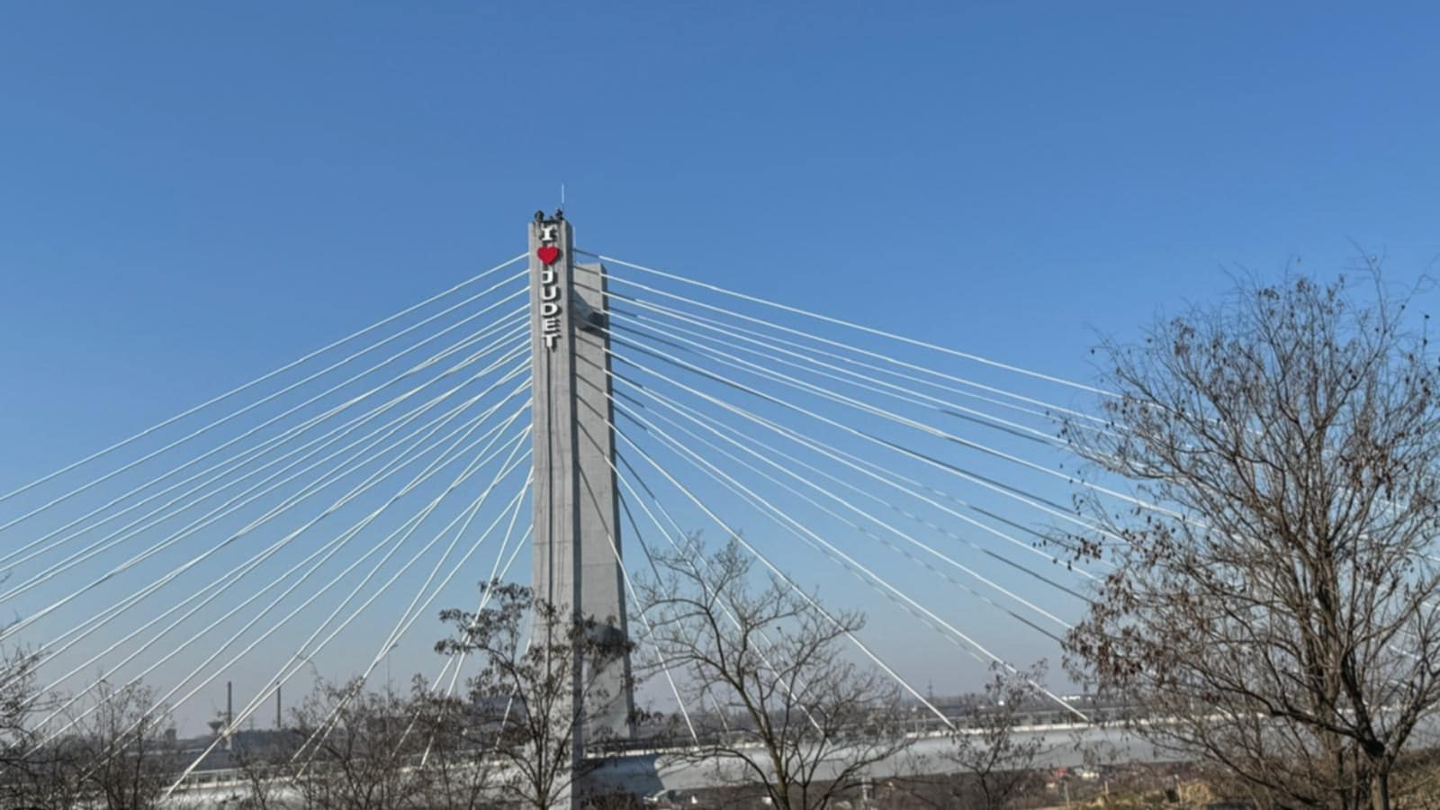 A început montarea declaraţiei de dragoste pe pilonul central al podului hobanat de pe Centură