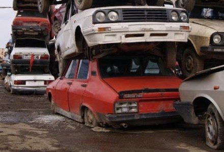 ANALIZĂ VL/ Parcul auto gălăţean seamănă a cimitir de maşini