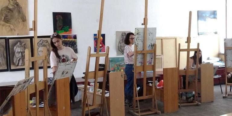 A început admiterea la liceu pentru clasele bilingve şi cele vocaţionale