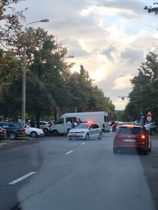 Viraj periculos cu duba, în parcare