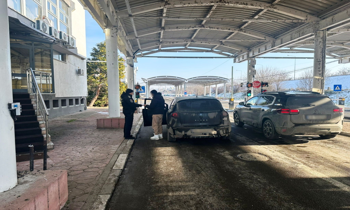 Fals în actele maşinii, descoperit la frontieră