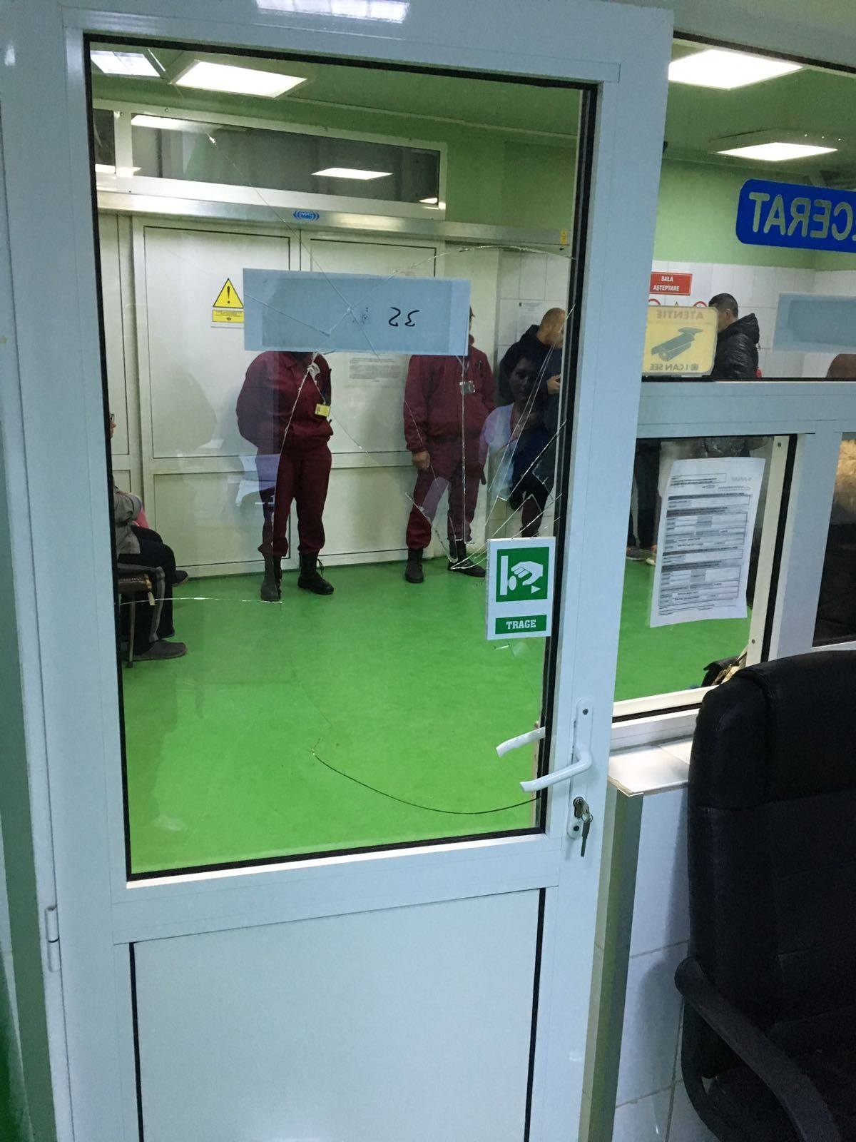 UPDATE - SCANDAL în UPU Galați. Un bărbat a spart un geam și a amenințat cu moartea cadrele medicale