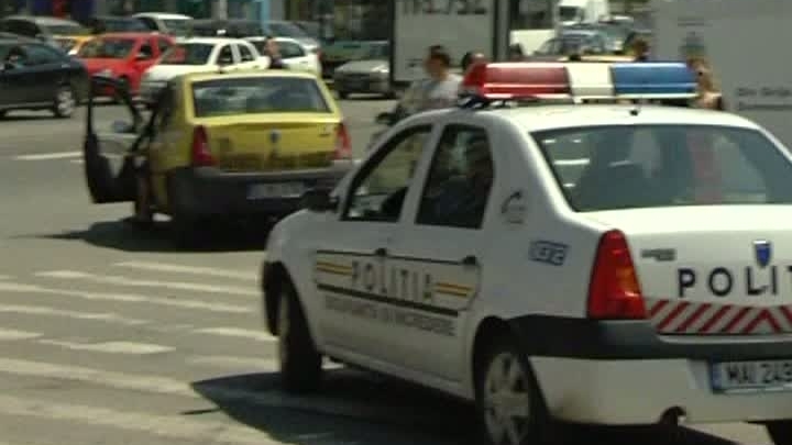 Tupeu de smecheraş în trafic. Un tânăr blindat cu arme albe a fost  oprit pe Brăilei