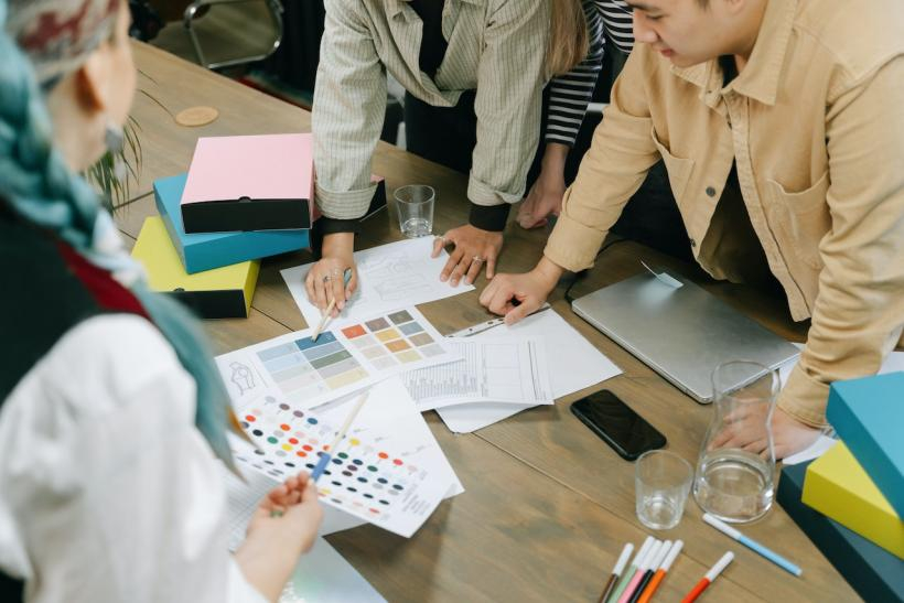 Val de disponibilizări în IT, construcții și industria auto