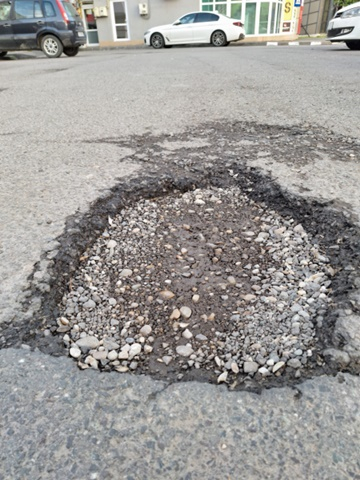 Poza zilei. Gropi în centrul oraşului