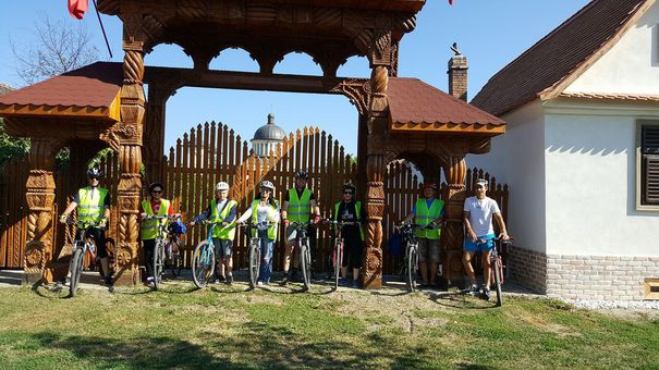 Biblio... bike | ”Ţara noastră merită să fie citită!”