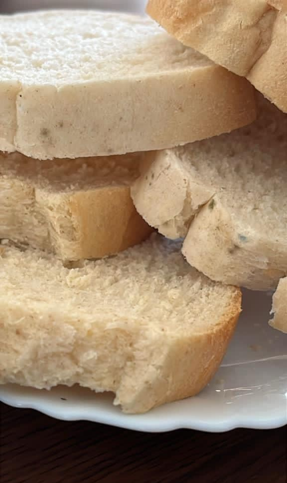 Pâine cu mucegai pe mesele olimpicilor de la Limbi Clasice. Incident din vina producătorului