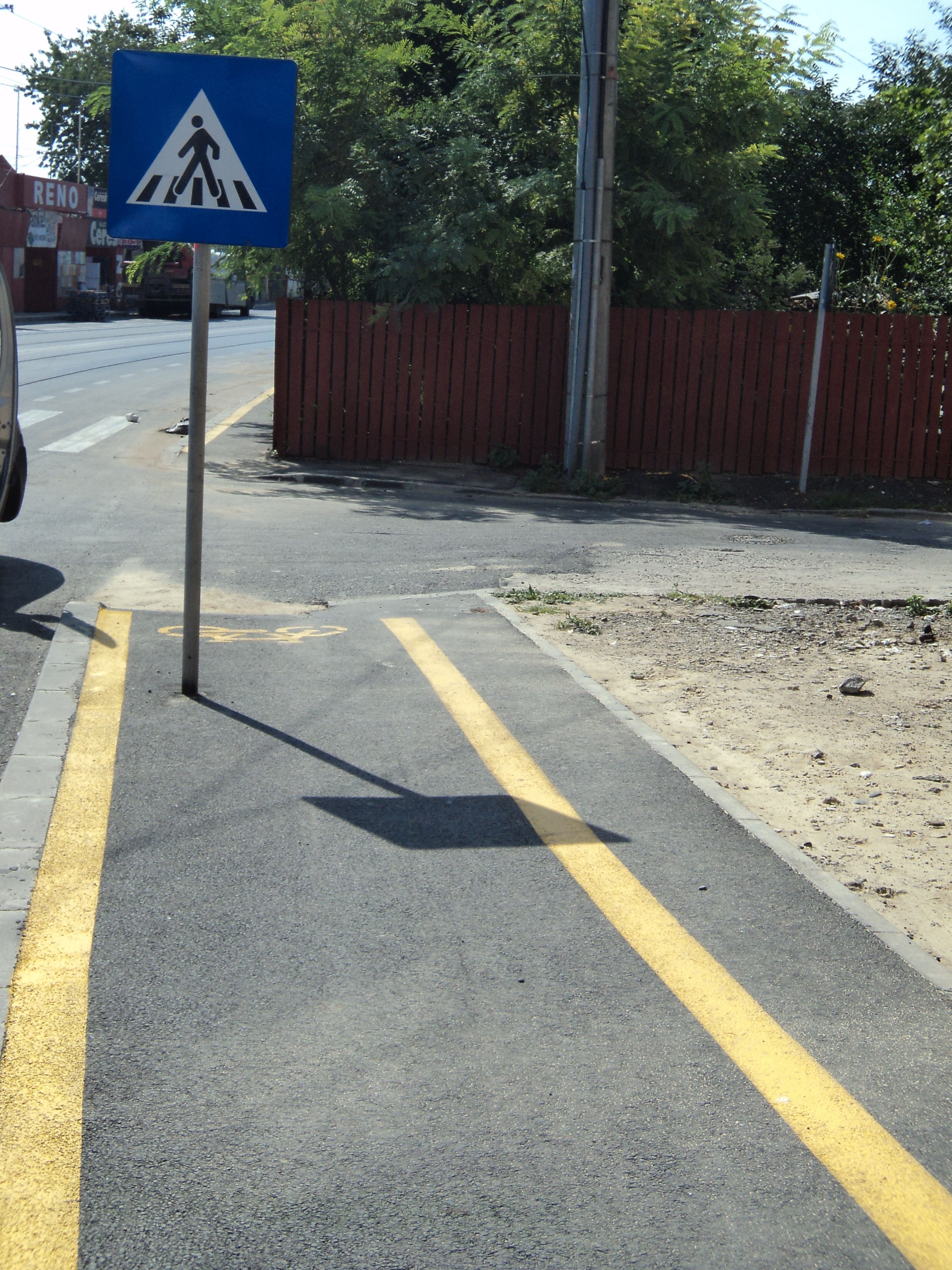 Amenajări de ochii lumii: Pistele pentru biciclişti dau în stâlpi